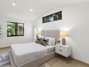 435 W 43rd St, Miami Beach FL 33140