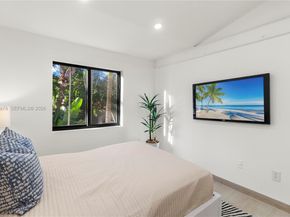 435 W 43rd St, Miami Beach FL 33140