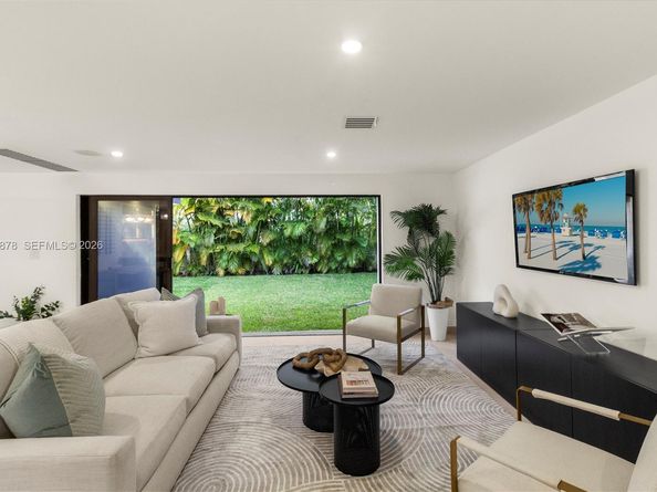 435 W 43rd St, Miami Beach FL 33140