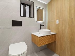 435 W 43rd St, Miami Beach FL 33140