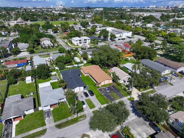 34 SW 7th St, Hallandale Beach FL 33009