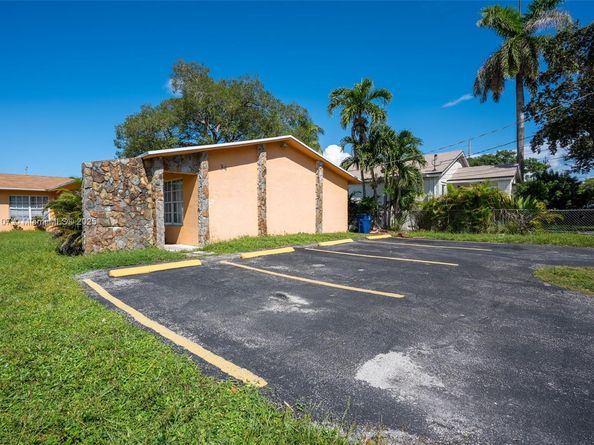 34 SW 7th St, Hallandale Beach FL 33009
