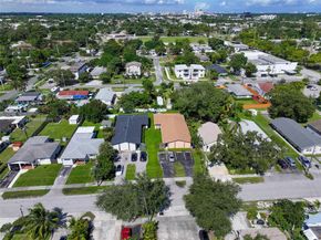 34 SW 7th St, Hallandale Beach FL 33009
