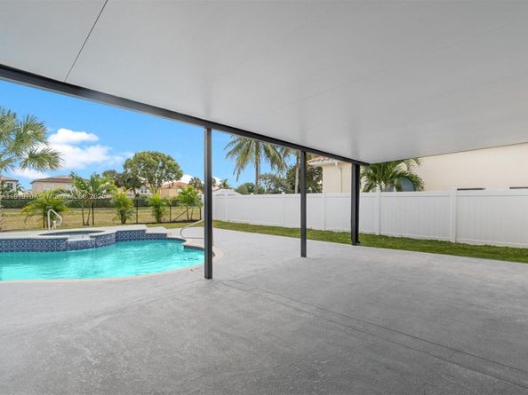 6758 Lake Nona Pl, Lake Worth FL 33463