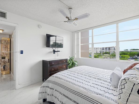 1000 Saint Charles Pl 417, Pembroke Pines FL 33026