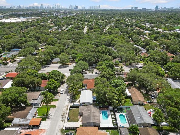 560 NE 161st St, Miami FL 33162