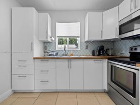 560 NE 161st St, Miami FL 33162