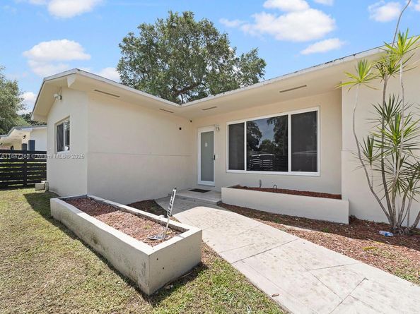 560 NE 161st St, Miami FL 33162