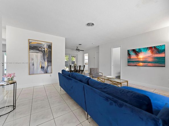 560 NE 161st St, Miami FL 33162
