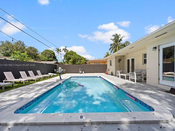 560 NE 161st St, Miami FL 33162
