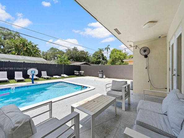 560 NE 161st St, Miami FL 33162