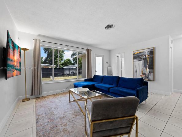560 NE 161st St, Miami FL 33162