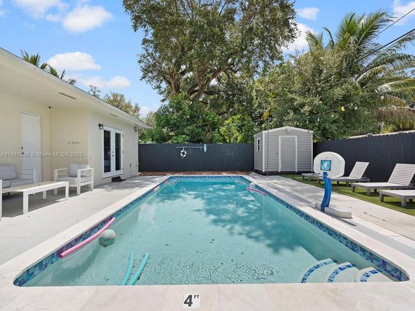 560 NE 161st St, Miami FL 33162