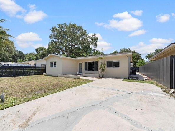 560 NE 161st St, Miami FL 33162