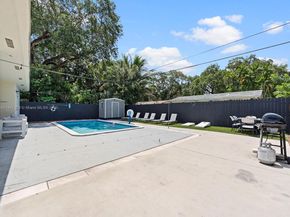 560 NE 161st St, Miami FL 33162