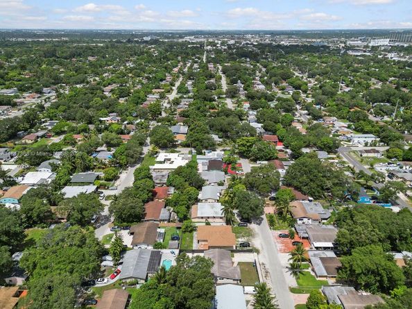 560 NE 161st St, Miami FL 33162
