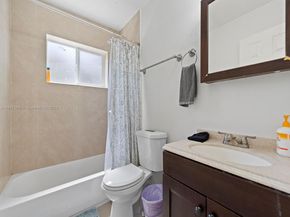 560 NE 161st St, Miami FL 33162