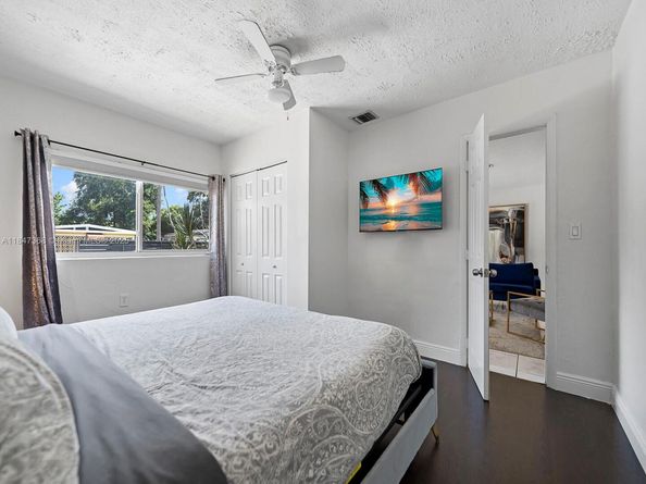 560 NE 161st St, Miami FL 33162