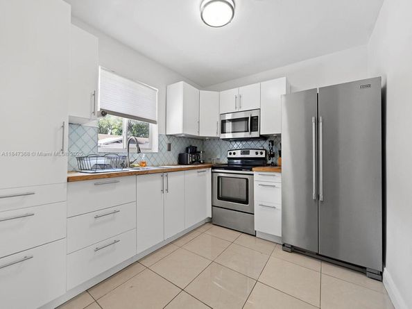560 NE 161st St, Miami FL 33162