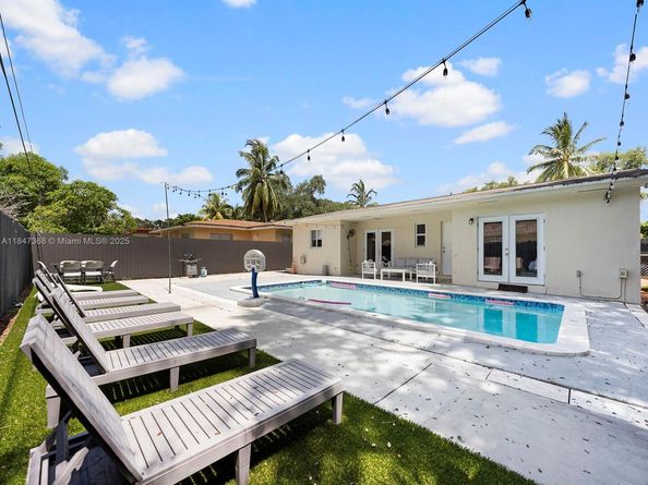 560 NE 161st St, Miami FL 33162
