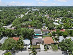 560 NE 161st St, Miami FL 33162