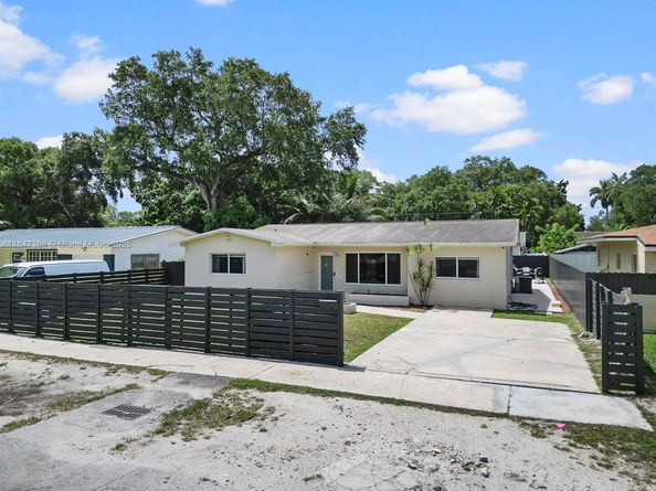 560 NE 161st St, Miami FL 33162