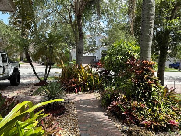 19421 Stonebrook St, Weston FL 33332
