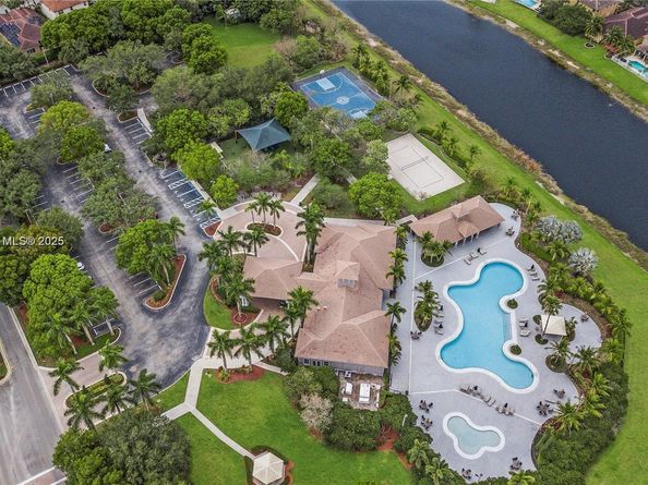19421 Stonebrook St, Weston FL 33332