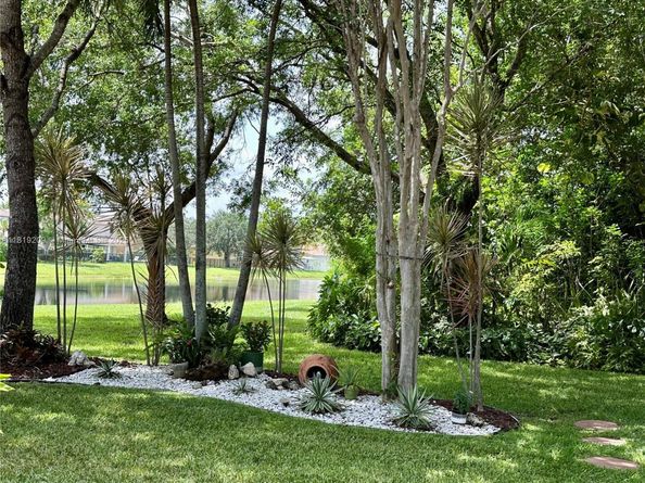 19421 Stonebrook St, Weston FL 33332