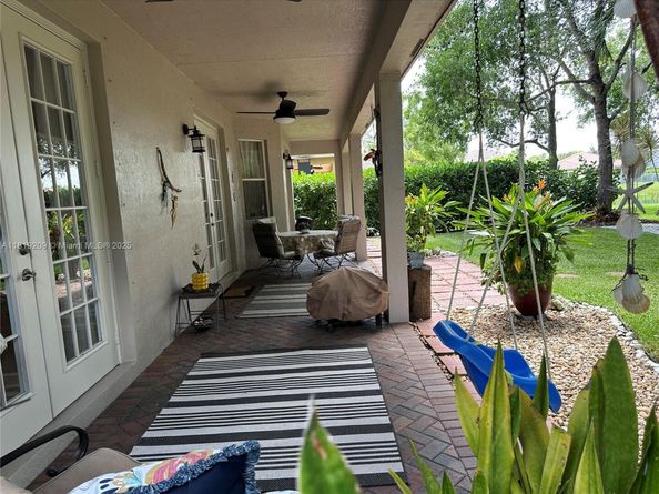 19421 Stonebrook St, Weston FL 33332