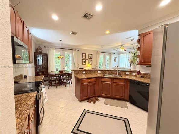 19421 Stonebrook St, Weston FL 33332