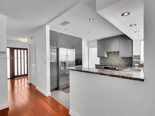 5320 SW 8th St, Plantation FL 33317