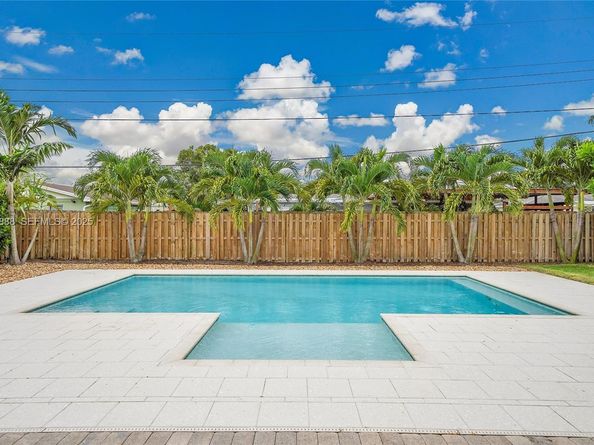 5320 SW 8th St, Plantation FL 33317