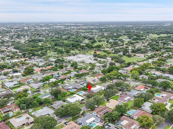 5320 SW 8th St, Plantation FL 33317