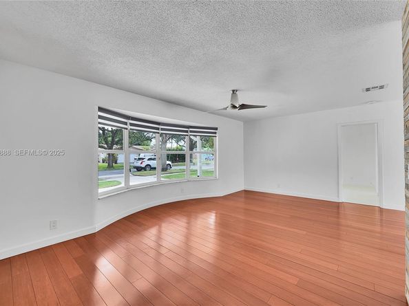 5320 SW 8th St, Plantation FL 33317