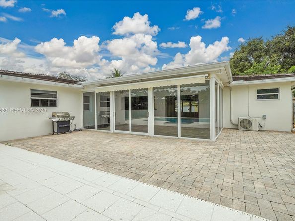 5320 SW 8th St, Plantation FL 33317