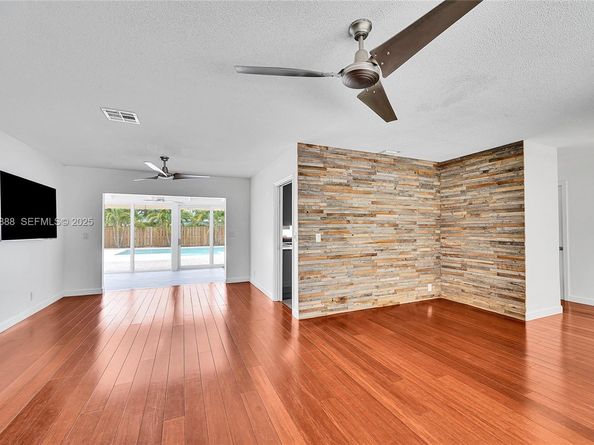 5320 SW 8th St, Plantation FL 33317