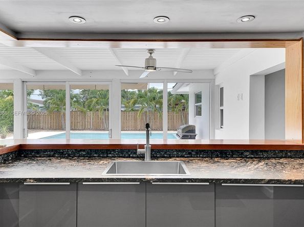 5320 SW 8th St, Plantation FL 33317