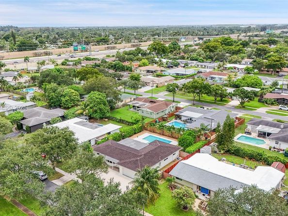 5320 SW 8th St, Plantation FL 33317