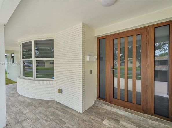 5320 SW 8th St, Plantation FL 33317