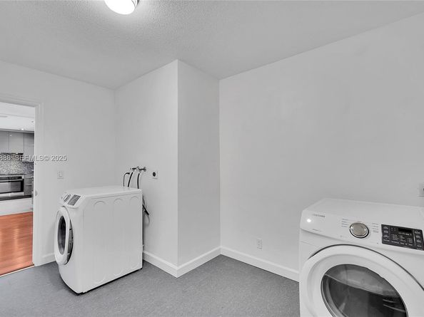 5320 SW 8th St, Plantation FL 33317