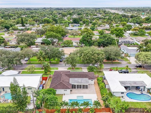 5320 SW 8th St, Plantation FL 33317