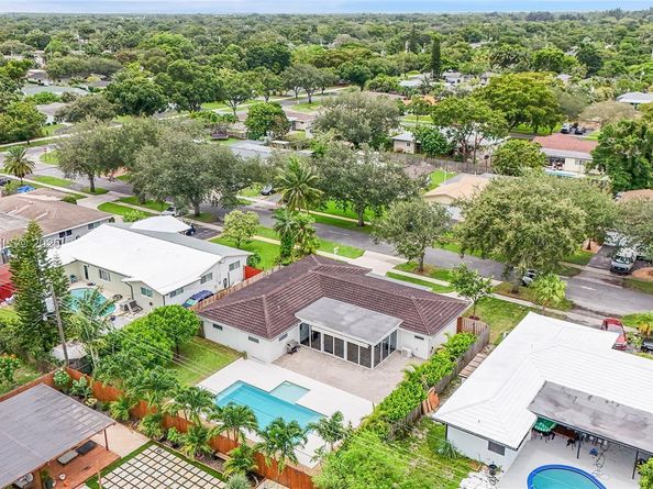 5320 SW 8th St, Plantation FL 33317