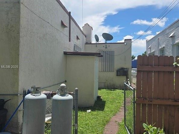 1853 NW 47th St, Miami FL 33142