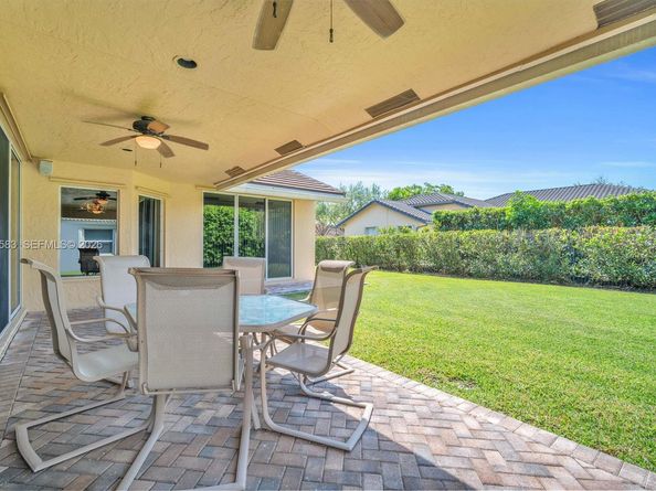 290 Landings Blvd, Weston FL 33327
