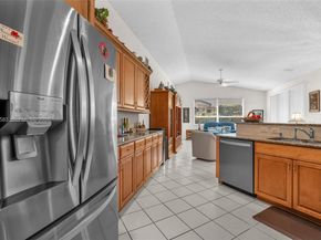 290 Landings Blvd, Weston FL 33327