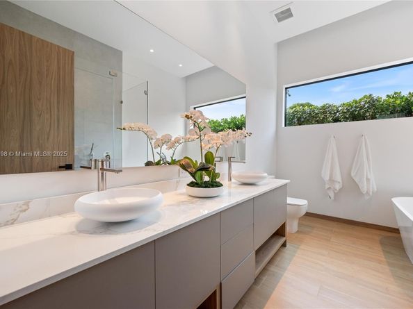 270 NE 46th St, Miami FL 33137