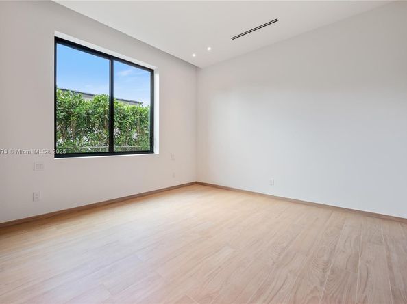 270 NE 46th St, Miami FL 33137