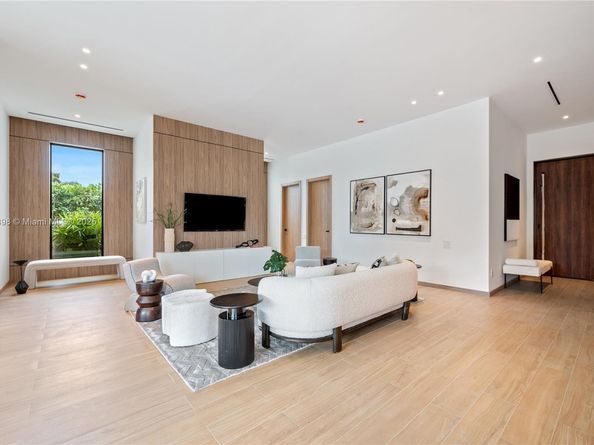 270 NE 46th St, Miami FL 33137