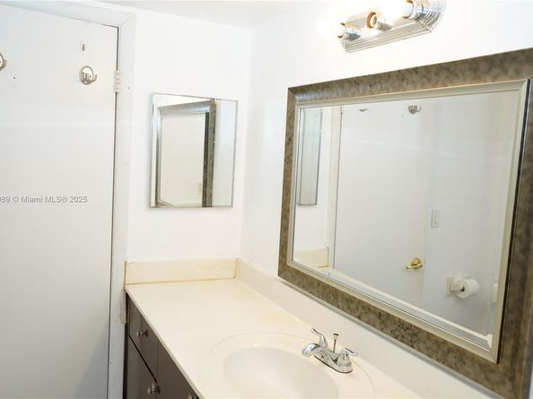 4215 N University Dr 301, Sunrise FL 33351